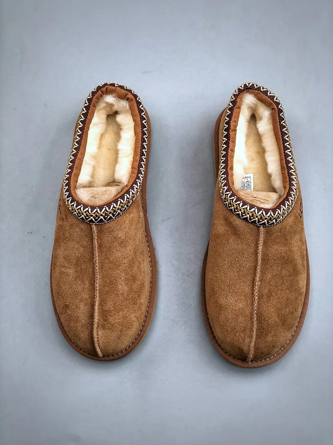 Local self-pickup💰540 supports store placement. The top version on the market. UGG Tazz. Ethnic thin-soled men's and women's models. Xiaohongshu's hot model. Produced by a major foreign trade factory in Guangzhou. Real sheep fur from toe to insole. Independent outer box packaging. Chip. Waterproof process. Different from any version on the market. 5cm thick sole, independently developed original outsole, cashmere insole, keeping warm in winter, suitable for home use. In the new year, uug launched a style series, which is partially geared towards the preferences of young consumers. It has also moved to the forefront of fashion trends. Shoe body material, water-repellent coated suede upper, 17 mm UGGPURE™ implanted wool insole, lightweight non-slip and comfortable rubber outsole, with brand LOGO and trademark, with full package Size: 35 36 37 38 39 40 41 42 43 44 45